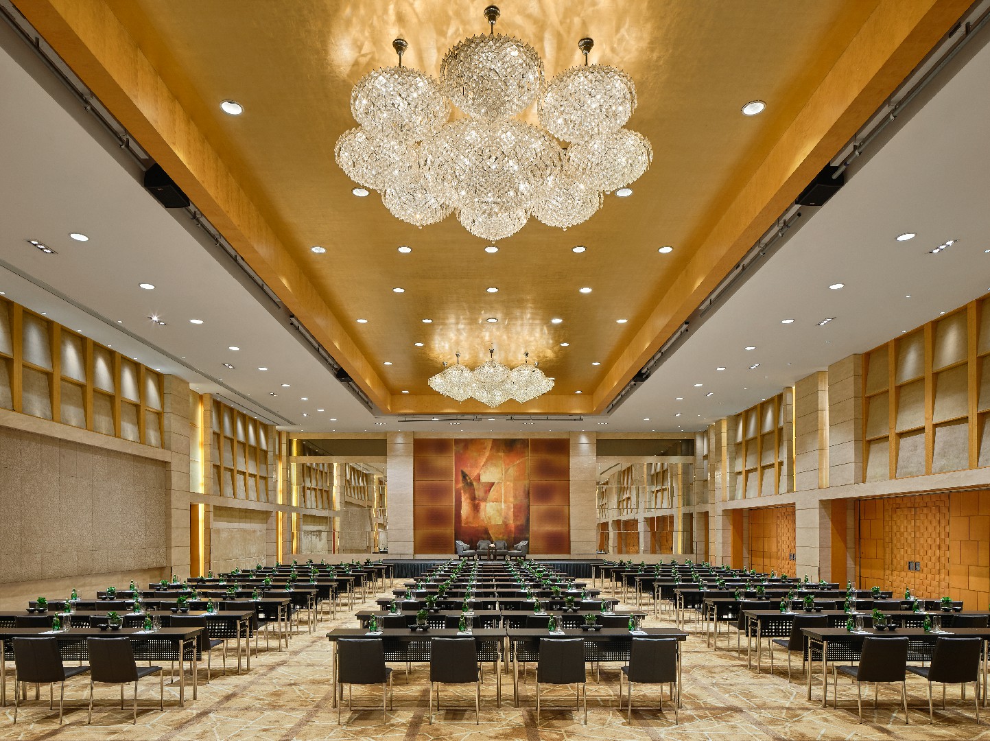 大宴会厅会议摆台 Grand Ballroom meeting set up.jpg